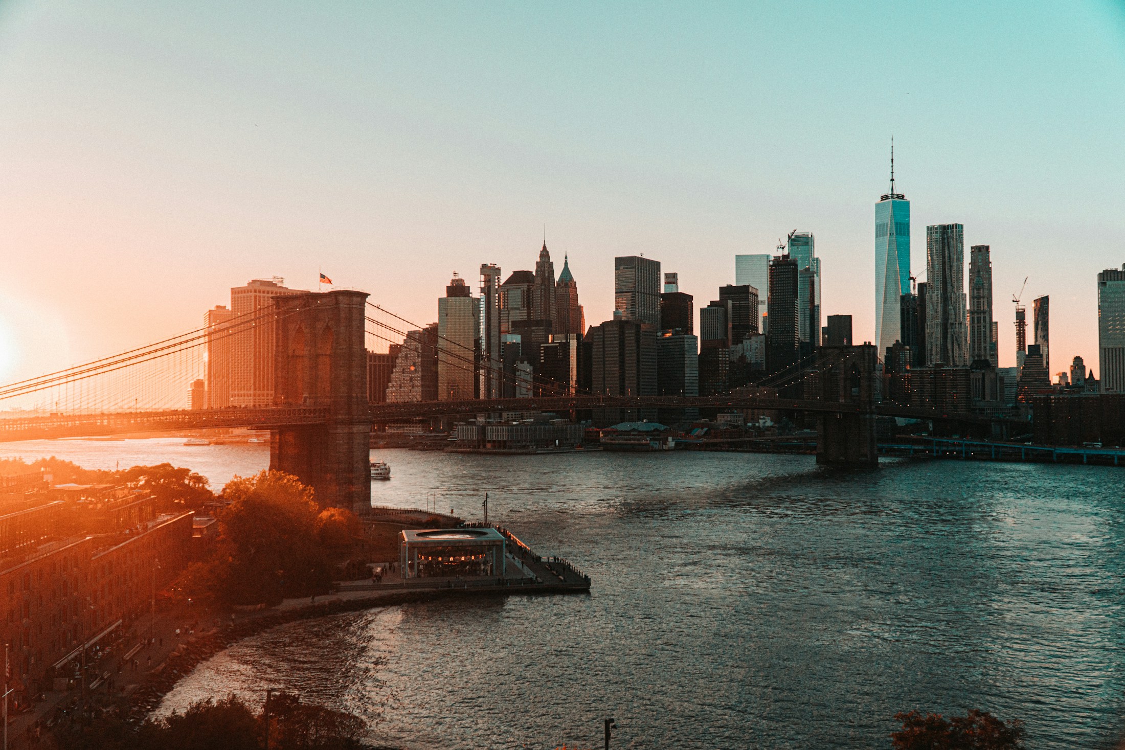 Brooklyn Bridge a panoráma Manhattanu pri západe slnka